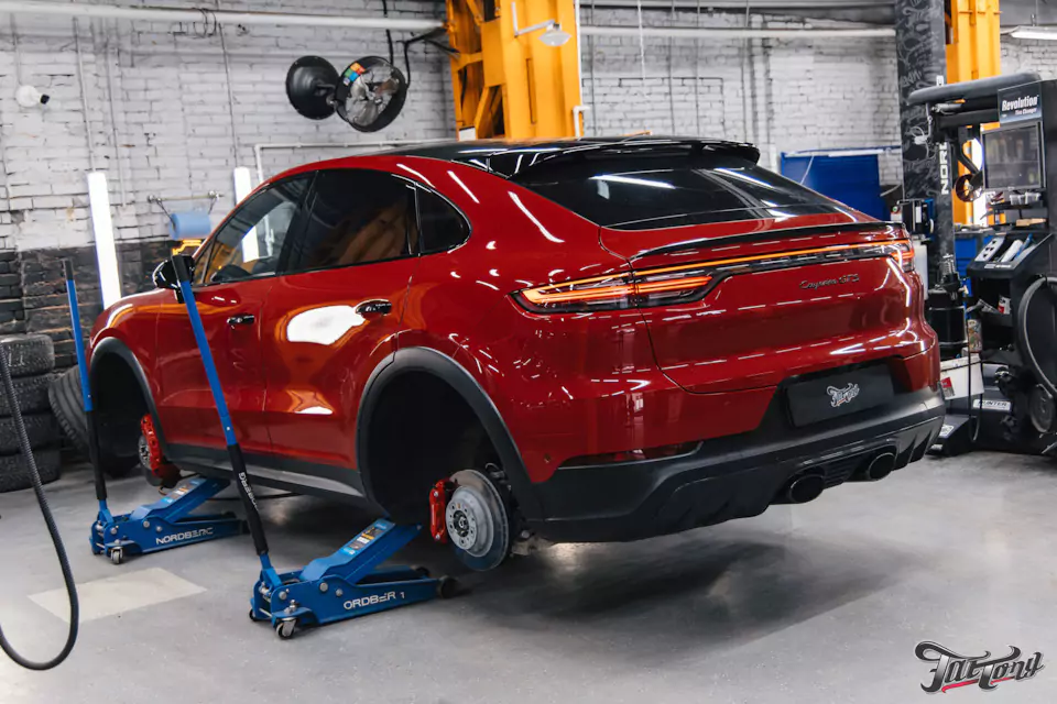 Правка диска и фирменный шиномонтаж на стендах Hunter для Porsche Cayenne GTS